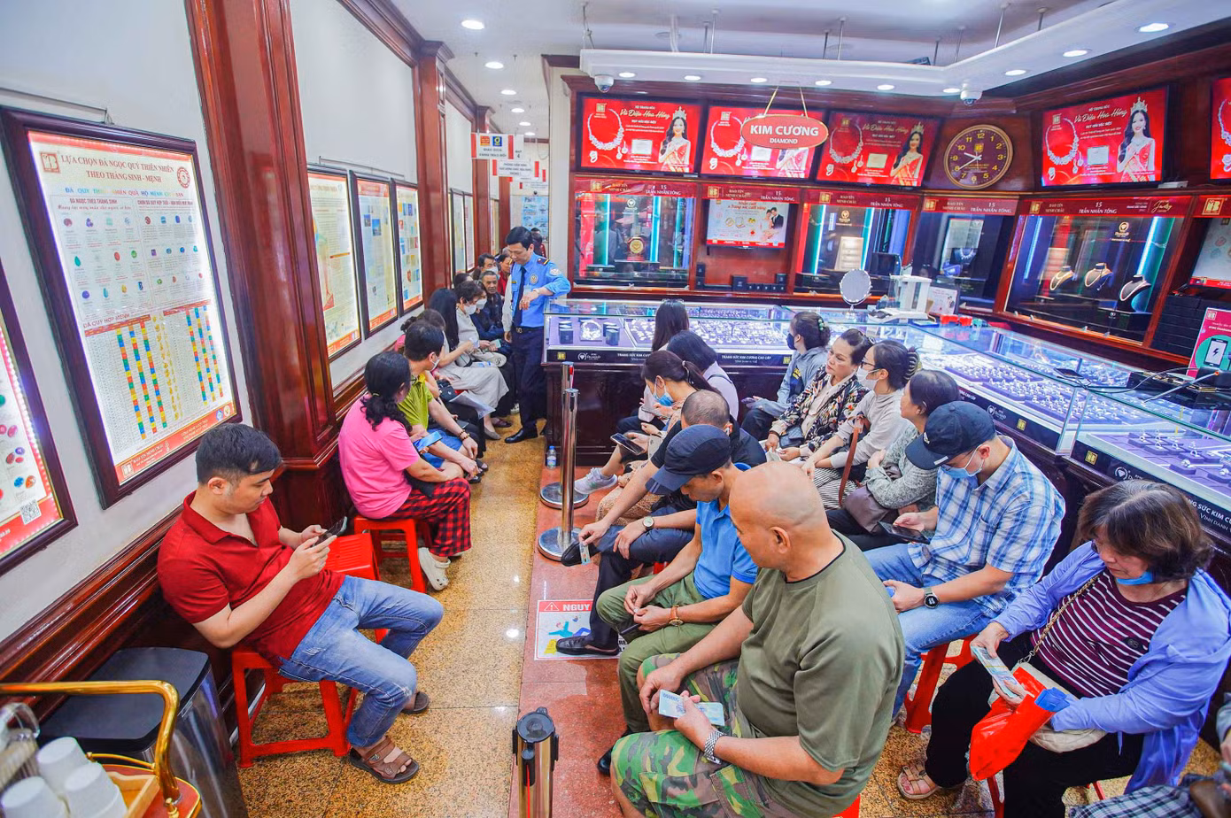 Phía bên trong cửa hàng, người đứng người ngồi chật kín lối đi.