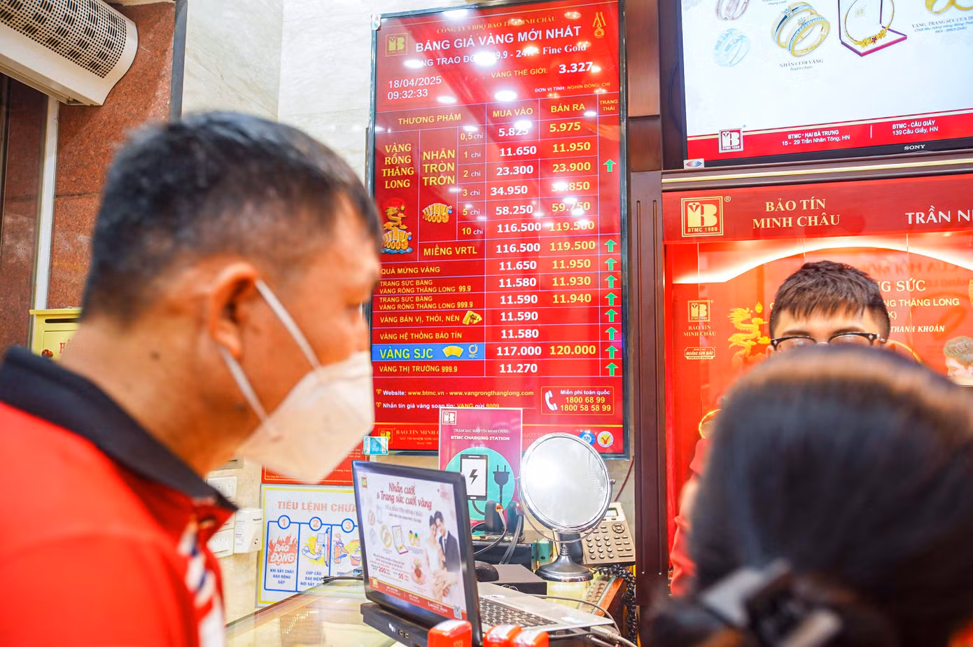 Vào lúc 9h, Công ty Vàng bạc đá quý Sài Gòn, Tập đoàn Doji, Công TNHH Bảo Tín Minh Châu niêm yết giá vàng miếng SJC 117 - 120 triệu đồng/lượng, tăng mạnh 1,5 triệu đồng/lượng mua vào, 2 triệu đồng/lượng bán ra so với đầu giờ sáng. Chênh lệch mua vào - bán ra 3 triệu đồng/lượng.