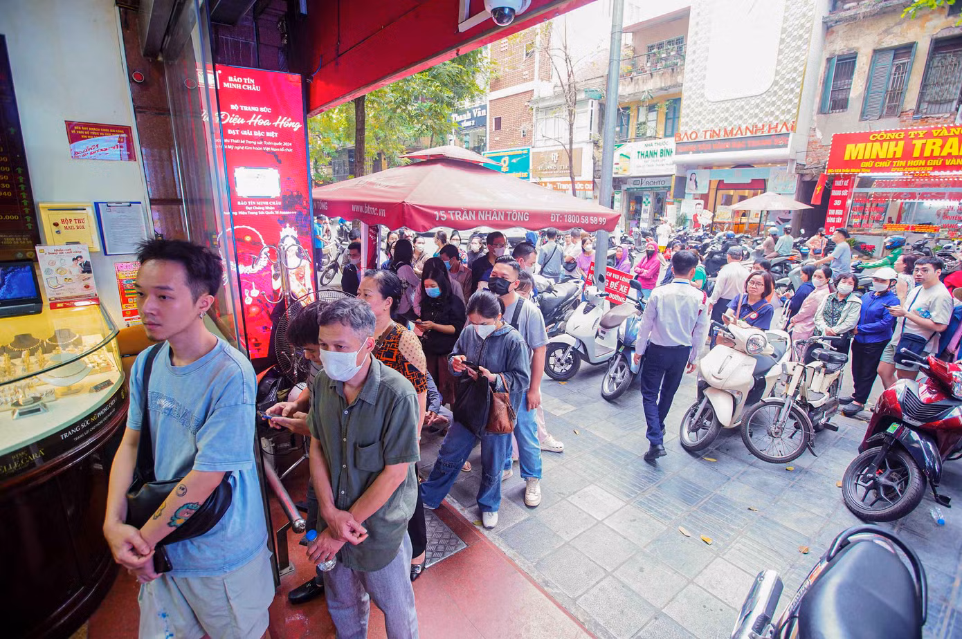 Mỗi lần nhân viên chỉ cho tối đa 10 người vào giao dịch.