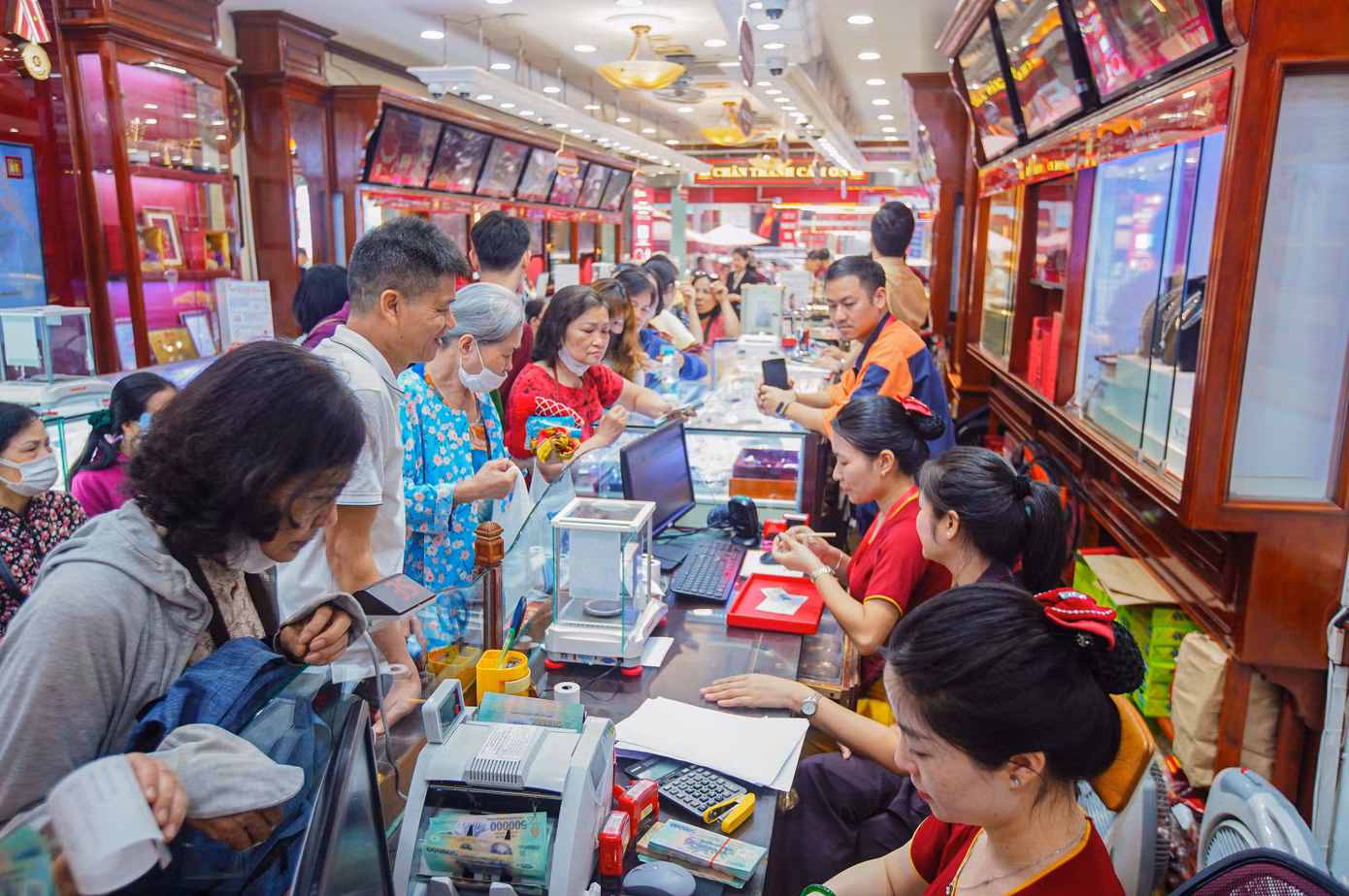 Hoạt động mua bán vàng tại một cửa hàng trên phố Trần Nhân Tông, Hà Nội, sáng 18/4. Ảnh: Duy Phạm.