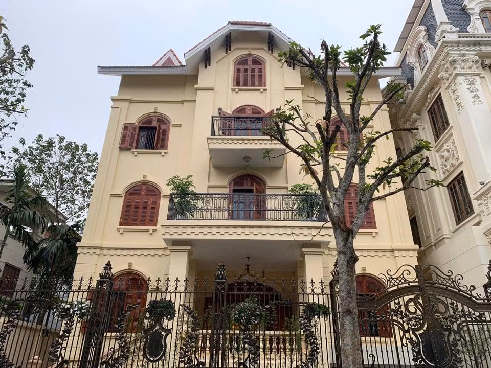 Sở Xây dựng Hà Nội cho biết, dù đã có nhiều văn bản chỉ đạo, đôn đốc của các cơ quan có thẩm quyền nhưng công trình biệt thự số 9 lô B, khu biệt thự 2,5ha (phường Yên Hòa, quận Cầu Giấy) nhiều vi phạm không được xử lý, đến nay công trình đã hoàn thiện gây khó khăn phức tạp cho việc xử lý, khắc phục hậu quả và bức xúc trong dư luận xã hội.