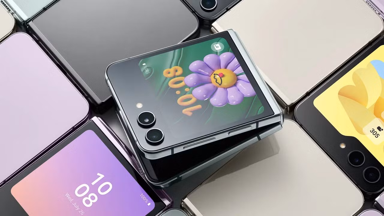 Z Flip 5 6,7 inch (17 cm) có thể gập lại thành một thiết bị 3,4 inch.