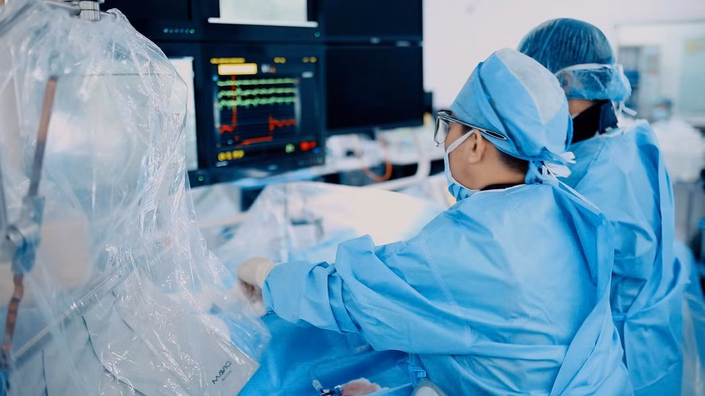 Các bác sĩ đã thực hiện thành công thủ thuật thay van động mạch chủ, giúp bệnh nhân thoát nguy cơ đột tử