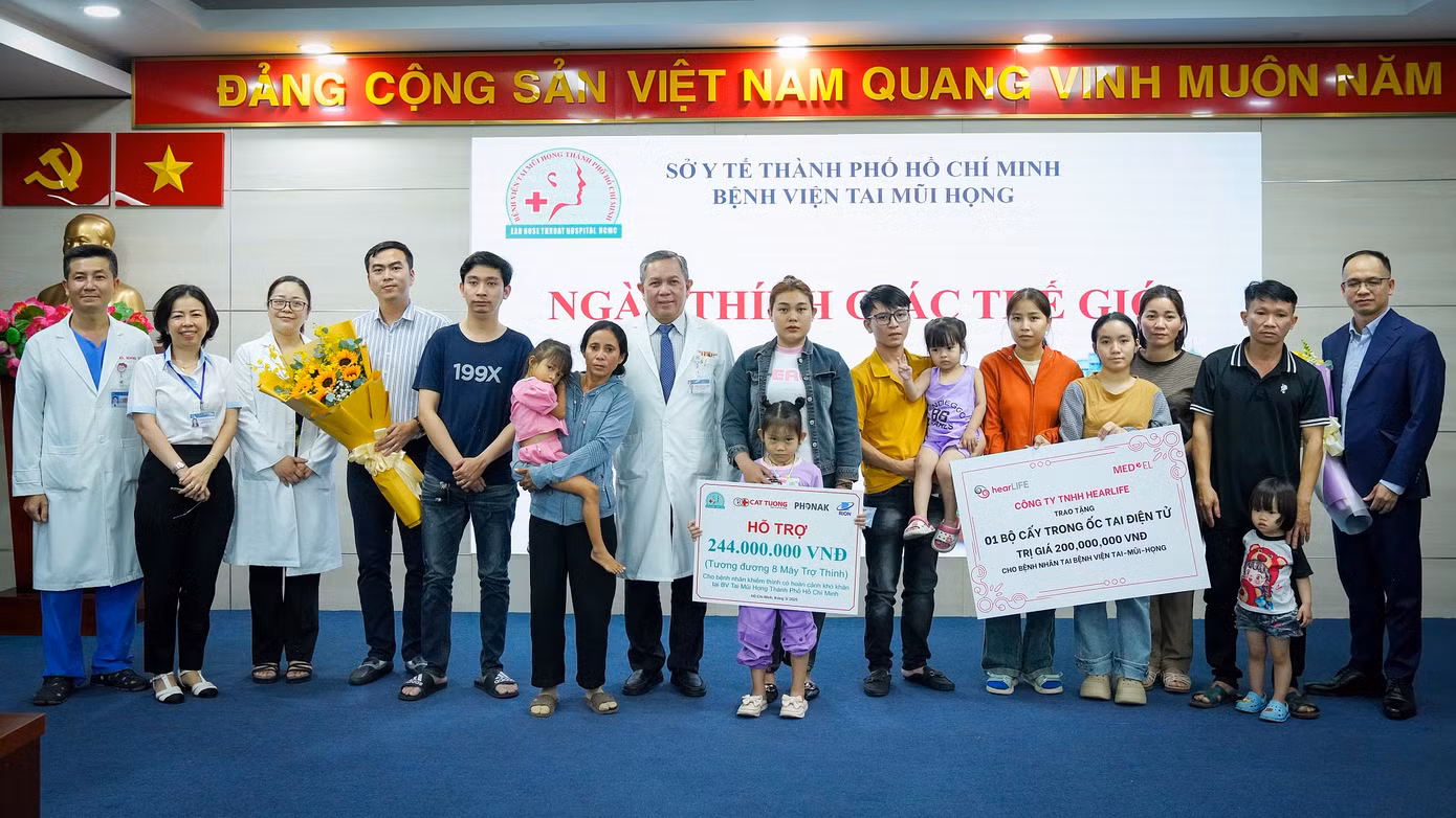 Nhiều bệnh nhi được trao tặng thiết bị trợ thính, điện cực ốc tai trong ngày Thính giác Thế giới