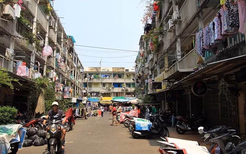 Người dân tại các chung cư cũ có chủ trương cải tạo nếu không đồng thuận sẽ bị cưỡng chế (ảnh: Báo Nhân Dân)
