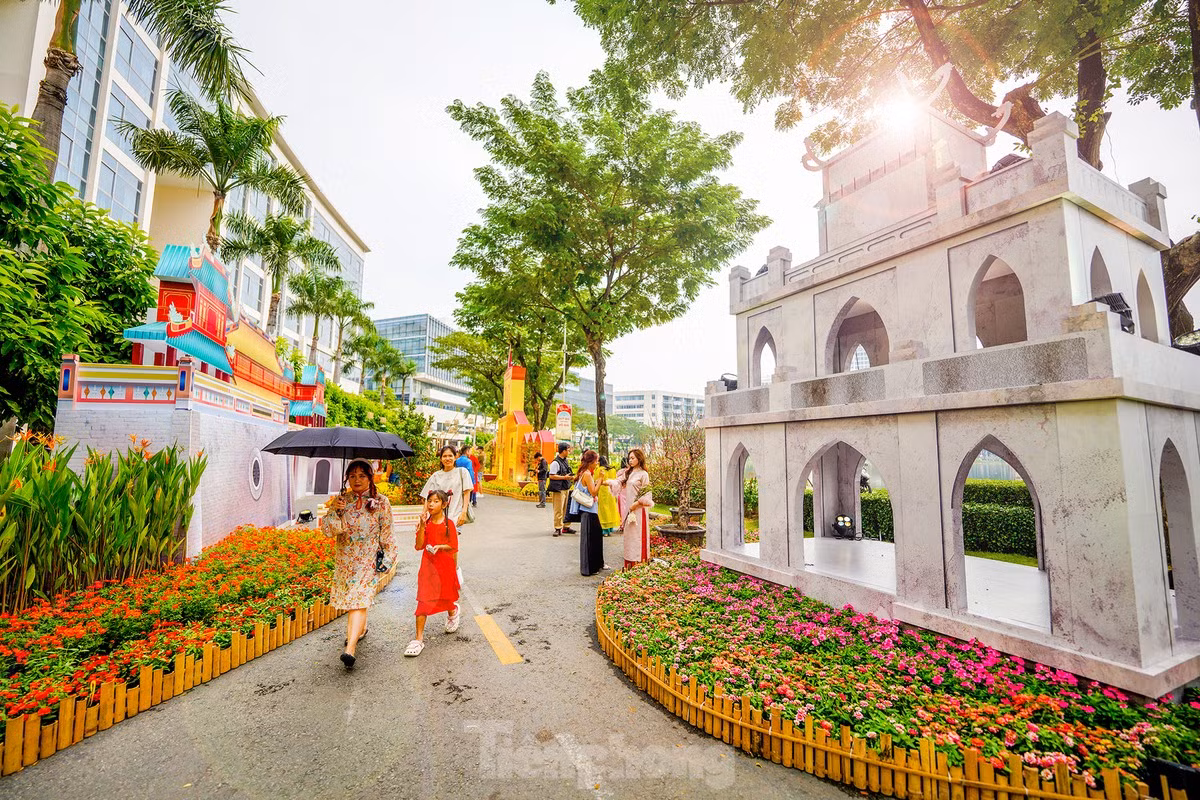 Khách du lịch trong nước và quốc tế đến TPHCM dịp Tết Nguyên đán tăng cao (ảnh: Phạm Nguyễn).