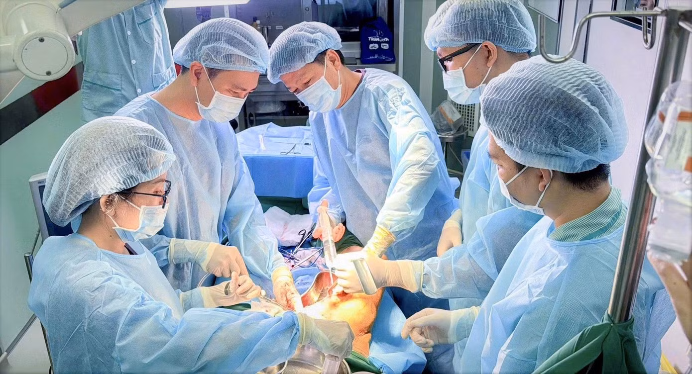 Các bác sĩ đã thực hiện cuộc phẫu thuật vô cùng nan giải cho người bệnh bị biến chứng sau các mũi tiêm filler