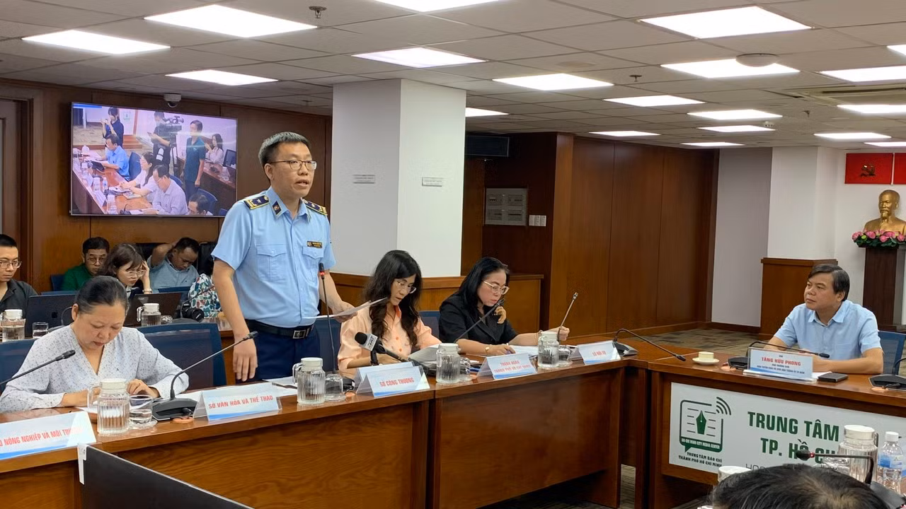 Ông Nguyễn Quang Huy cung cấp thông tin về hàng giả trên địa bàn TPHCM tại buổi họp báo.