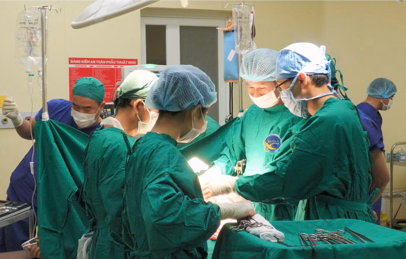 Các bác sĩ thực hiện cuộc phẫu thuật cấp cứu khâu lại vị trí mạch máu bị rách cho bệnh nhân