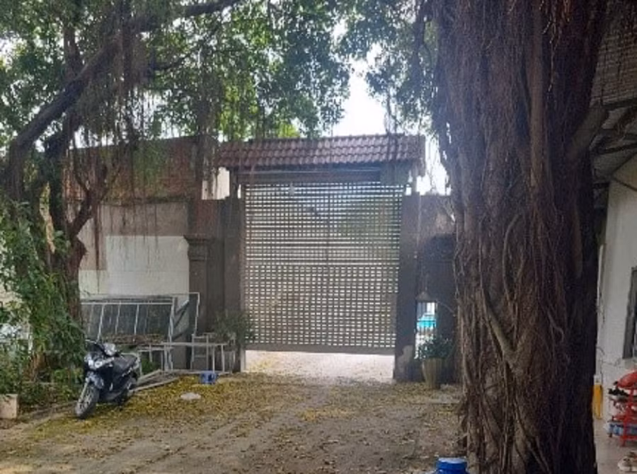 Chủ cơ sở đã chỉ đạo nhân viên đóng sập cổng khi lực lượng thanh tra đang làm việc bên trong Chủ cơ sở đã chỉ đạo nhân viên đóng sập cổng khi lực lượng thanh tra đang làm việc bên trong