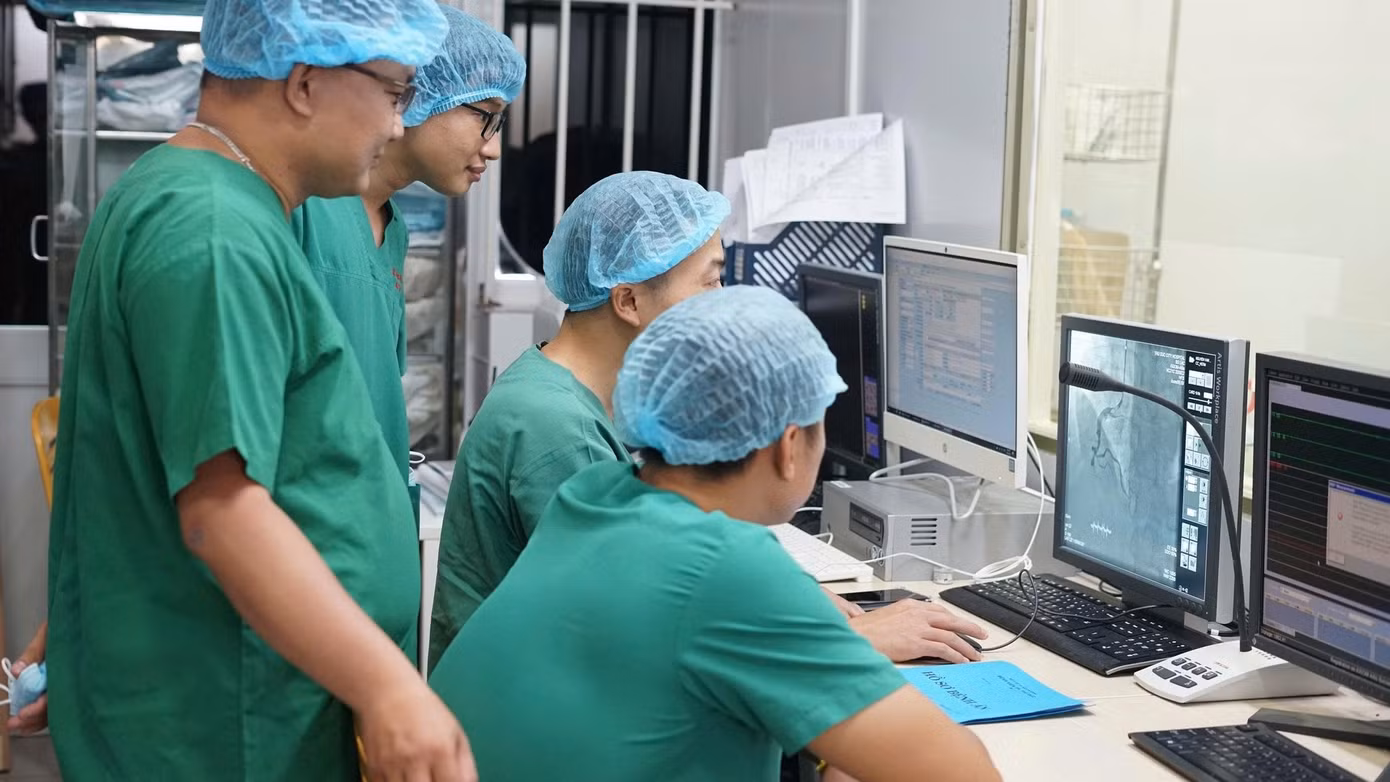 Sau chẩn đoán người bệnh bị nhồi máu cơ tim cấp, các bác sĩ đã nhanh chóng can thiệp cho người bệnh