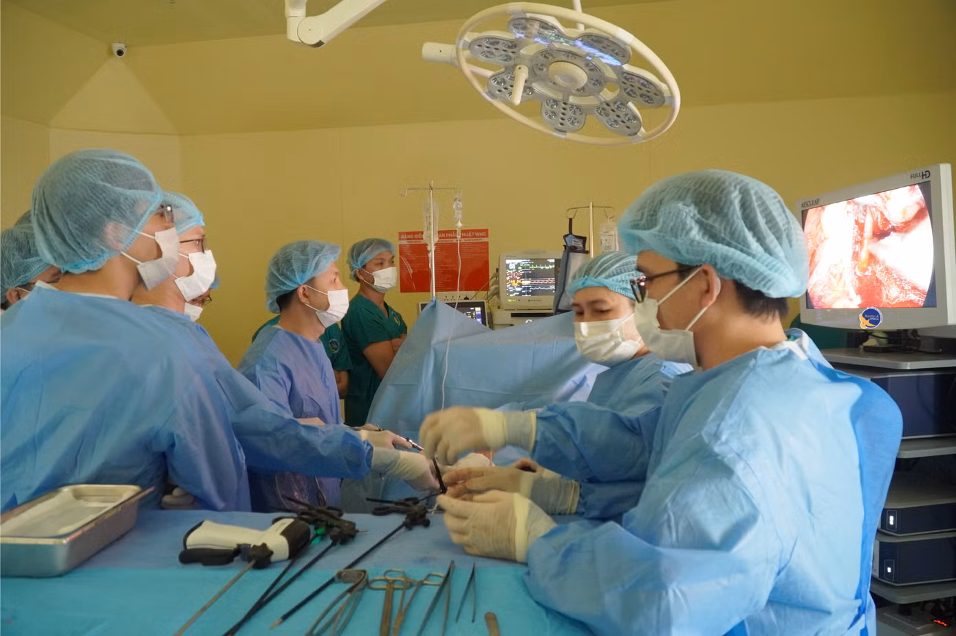 Các bác sĩ đã thực hiện thành công cuộc phẫu thuật nội soi lấy thận từ người cha ghép vào cơ thể con gái