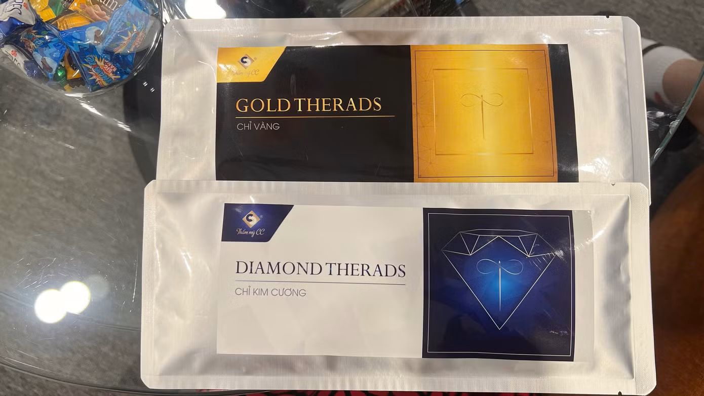 Nhiều loại chỉ được Phòng khám Thẩm mỹ Da CC Clinic cho PV lựa chọn và đặt cọc để thực hiện căng chỉ tại cơ sở này. Trong ảnh: Chỉ vàng và kim cương thực chất đó là sợi chỉ của Hàn Quốc làm bằng chất liệu PDO và bao bì được dán nhãn tiếng Việt chồng lên. Nhiều loại chỉ được Phòng khám Thẩm mỹ Da CC Clinic cho PV lựa chọn và đặt cọc để thực hiện căng chỉ tại cơ sở này. Trong ảnh: Chỉ vàng và kim cương thực chất đó là sợi chỉ của Hàn Quốc làm bằng chất liệu PDO và bao bì được dán nhãn tiếng Việt chồng lên.
