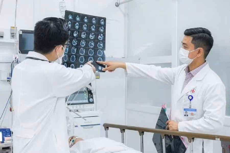 Các bác sĩ đang hội chẩn cho một trường hợp bị đột quỵ mức độ nặng