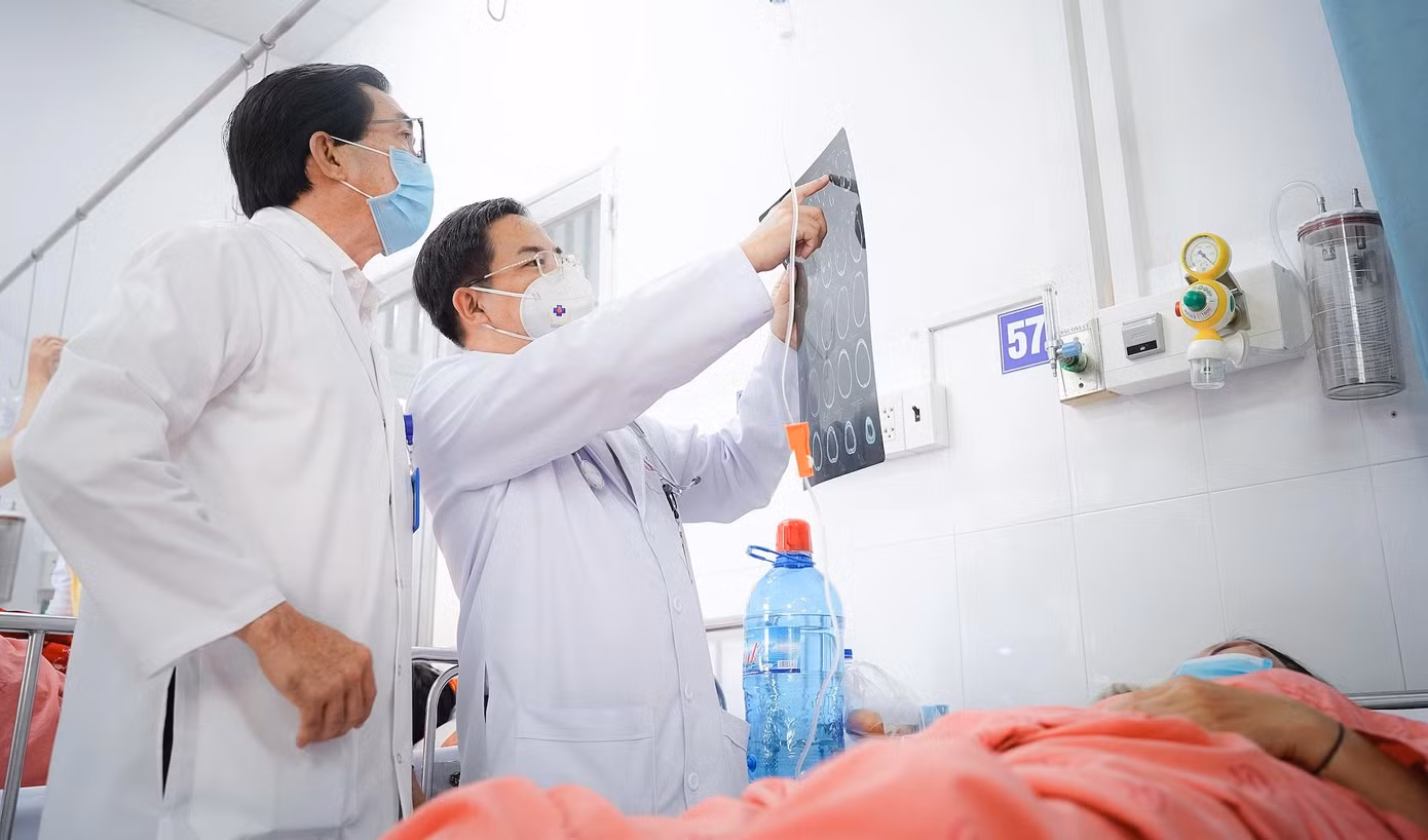Bác sĩ Bệnh viện Chợ Rẫy đang hội chẩn, tích cực điều trị cho các nạn nhân (ảnh BVCC)