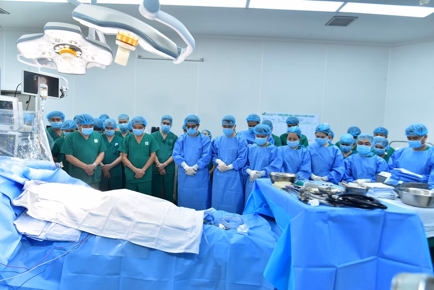 Các y bác sĩ mặc niệm tri ân người quá cố đã nhường lại sự sống cho đồng loại