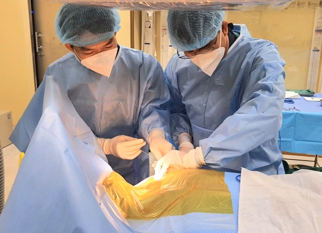 Các bác sĩ tiến hành đặt máy tạo nhịp cho người bệnh