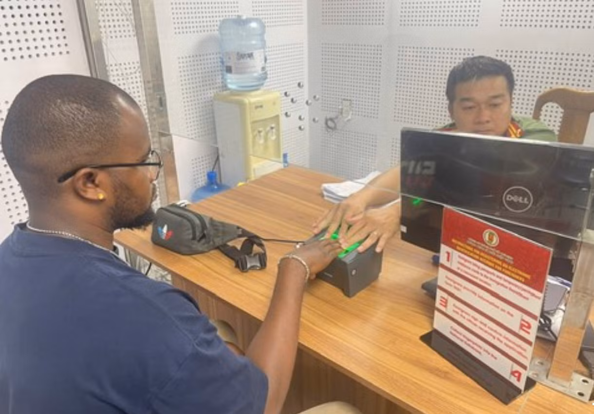 Người nước ngoài tại TPHCM được lấy dấu vân tay phục vụ cho việc cấp mã định danh điện tử (ảnh CA TPHCM)