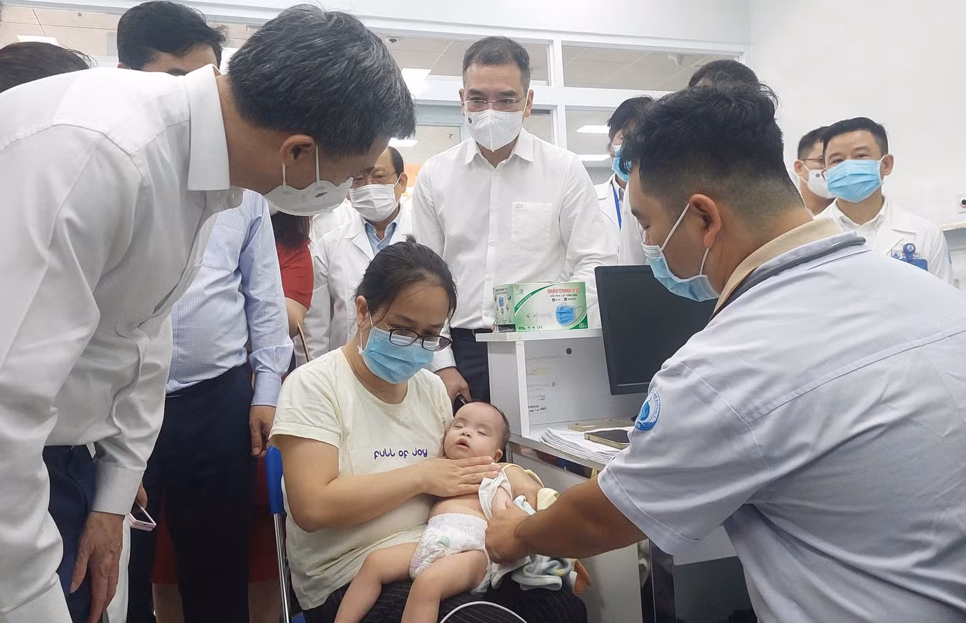 Đoàn công tác Bộ Y tế khảo sát hoạt động thu dung, điều trị bệnh sởi cho trẻ tại Bệnh viện Nhi Đồng 1