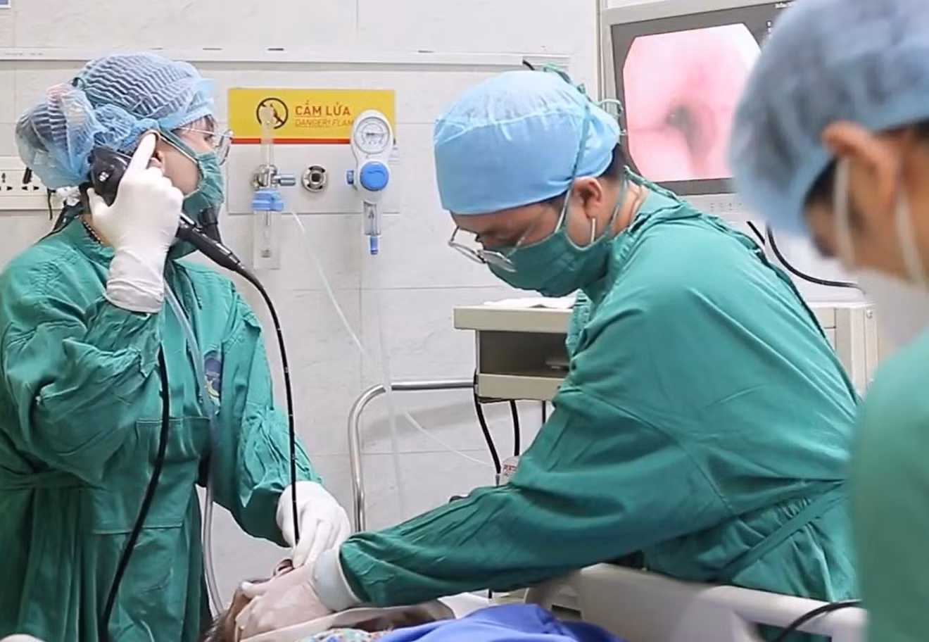 Các bác sĩ thực hiện cuộc nội soi cho người bệnh