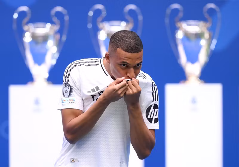 Mbappe hôn lên logo Real Madrid