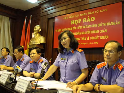 Đại diện Viện KSNDTC thông báo nội dung vụ án tại buổi họp báo