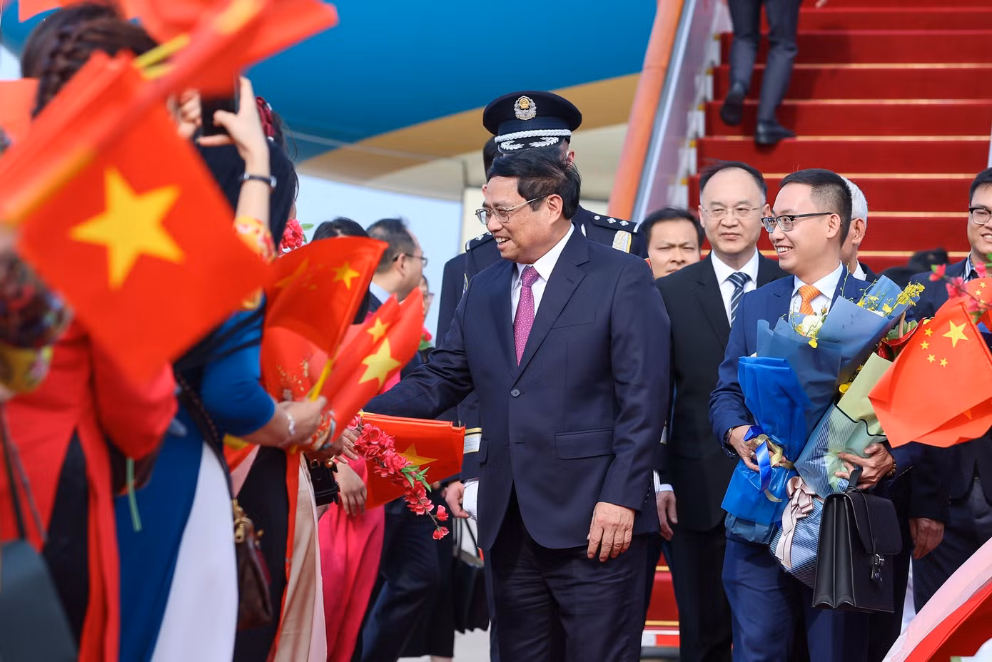 Đại diện Bộ Ngoại giao và người dân hai nước chào đón Thủ tướng tại sân bay Bắc Kinh