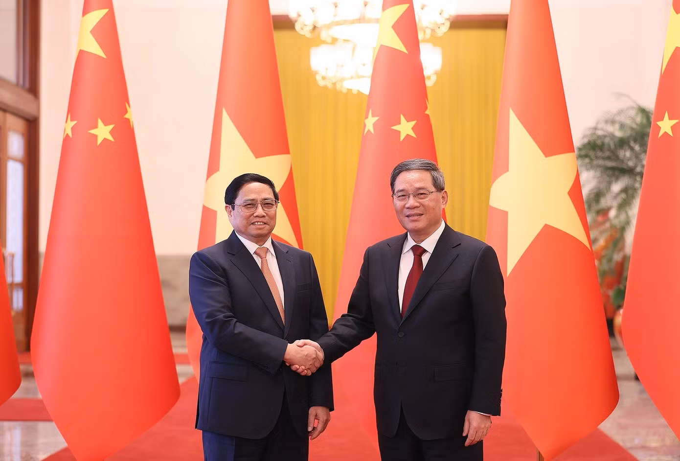 Thủ tướng Trung Quốc Lý Cường chào mừng Thủ tướng Phạm Minh Chính thăm chính thức Trung Quốc. Ảnh: Dương Giang