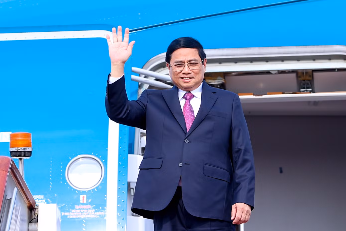Thủ tướng đến Bắc Kinh, bắt đầu chuyến thăm chính thức Trung Quốc. Ảnh: Nhật Bắc