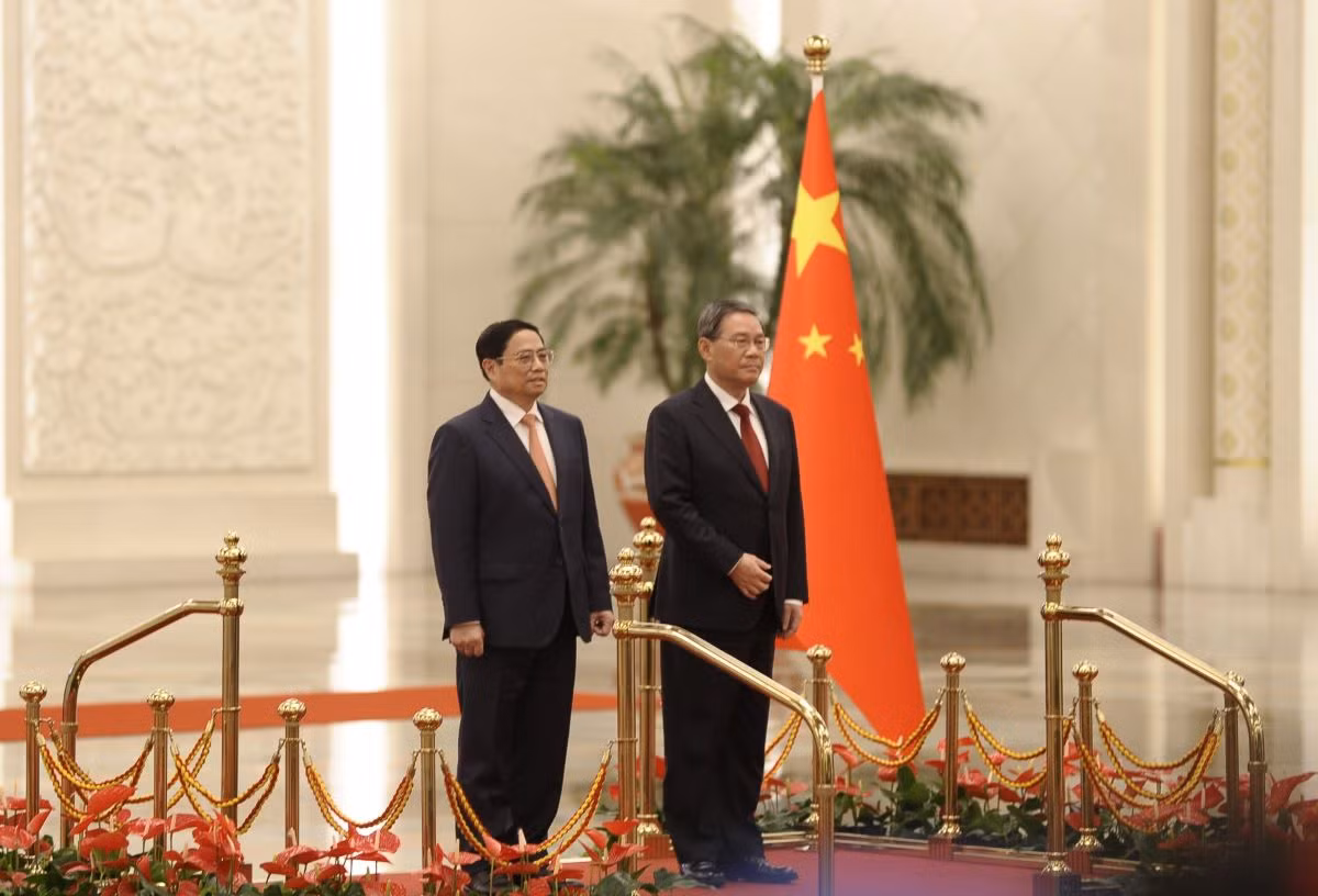 Hai Thủ tướng lên bục danh dự. Quân nhạc cử Quốc thiều của Việt Nam và Trung Quốc.