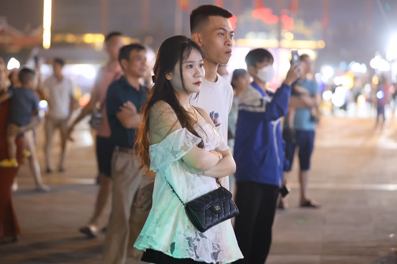 Đôi bạn trẻ không rời mắt trước các màn pháo hoa.