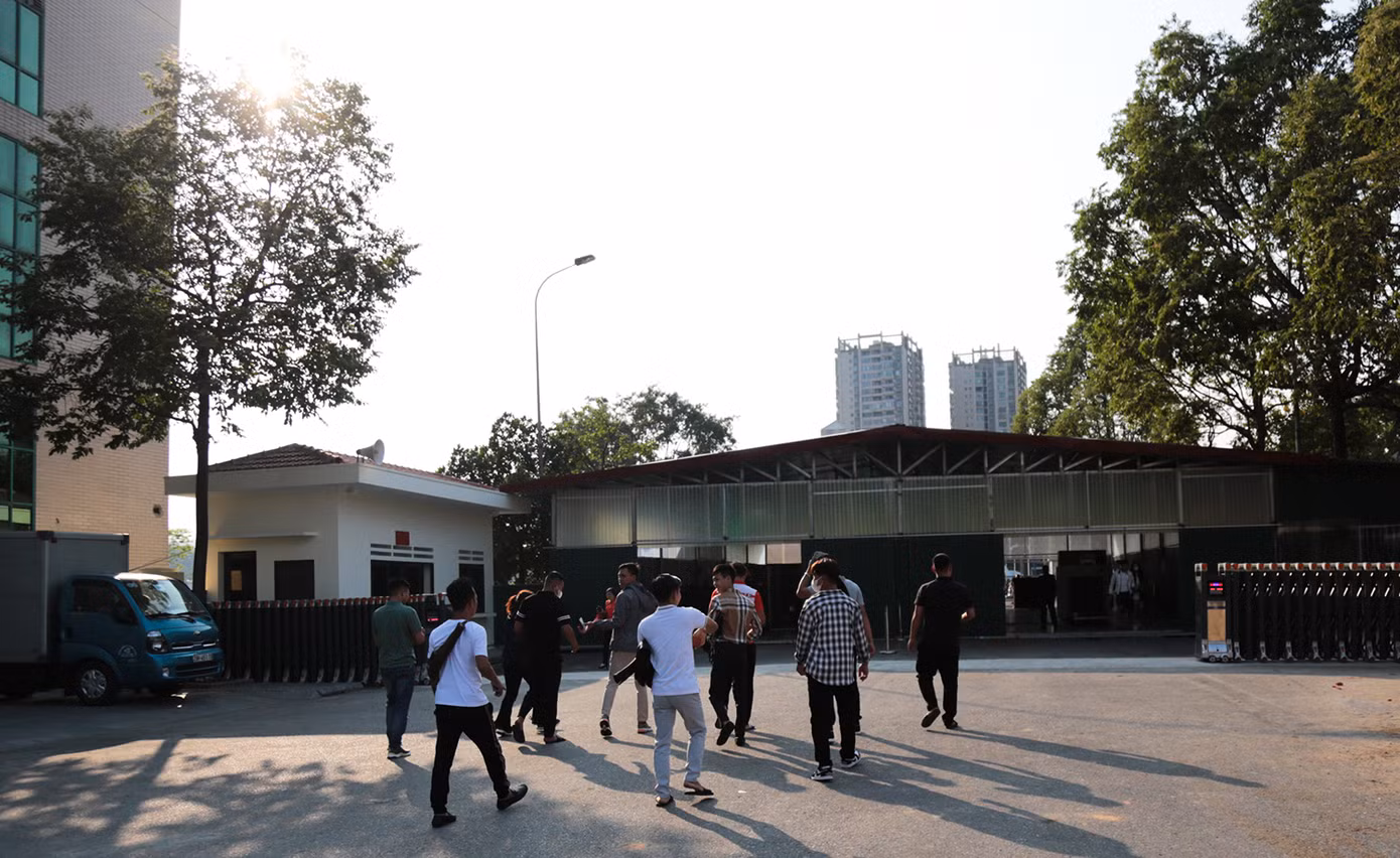 Do đang sửa chữa, Ban Quản lý các khu kinh tế Lào Cai và Bộ đội biên phòng cửa khẩu Lào Cai bố trí một khu nhà tạm để làm thủ tục xuất, nhập cảnh.