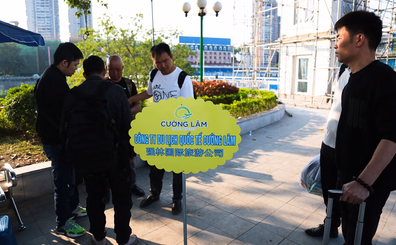 Ông Trần Dương Lâm - Giám đốc công ty du lịch quốc tế Cường Lâm - cho biết, gần hai tháng nay công ty vận dụng linh hoạt, đón và tổ chức một số tour cho khách du lịch nhỏ lẻ Trung Quốc đến Hạ Long, Quảng Ninh. Thời điểm vừa rồi, công ty tổ chức đón được khoảng 750 khách qua cửa khẩu quốc tế Lào Cai. Sau ngày 15/3, công ty dự kiến ký hợp đồng triển khai tour, tuyến theo đăng ký với các đối tác Trung Quốc. Chẳng hạn như, tuyến Lào Cai - Hà Nội - Cát Bà - Hạ Long.