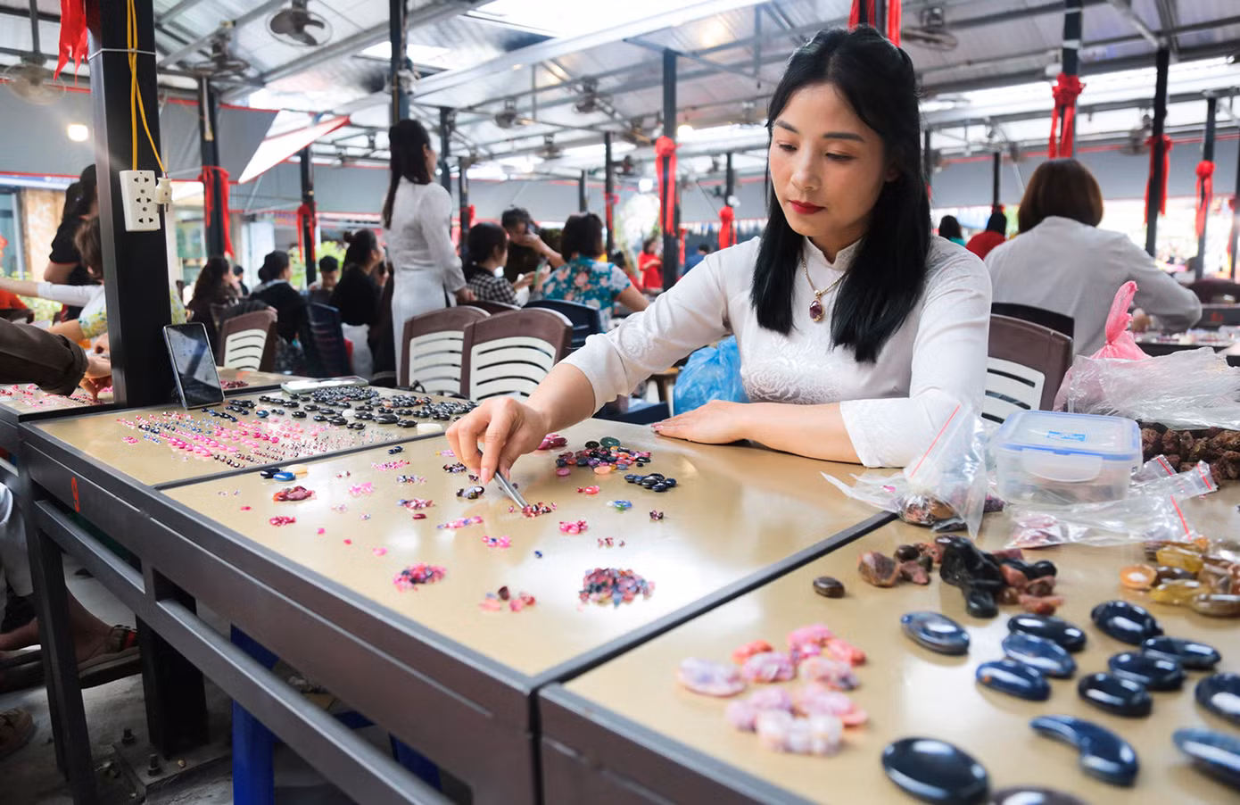 Ngoài việc tụ họp ở chợ, hầu hết các thương nhân buôn bán kinh doanh đá quý đều mở cửa hàng riêng ở thị trấn Yên Thế.
