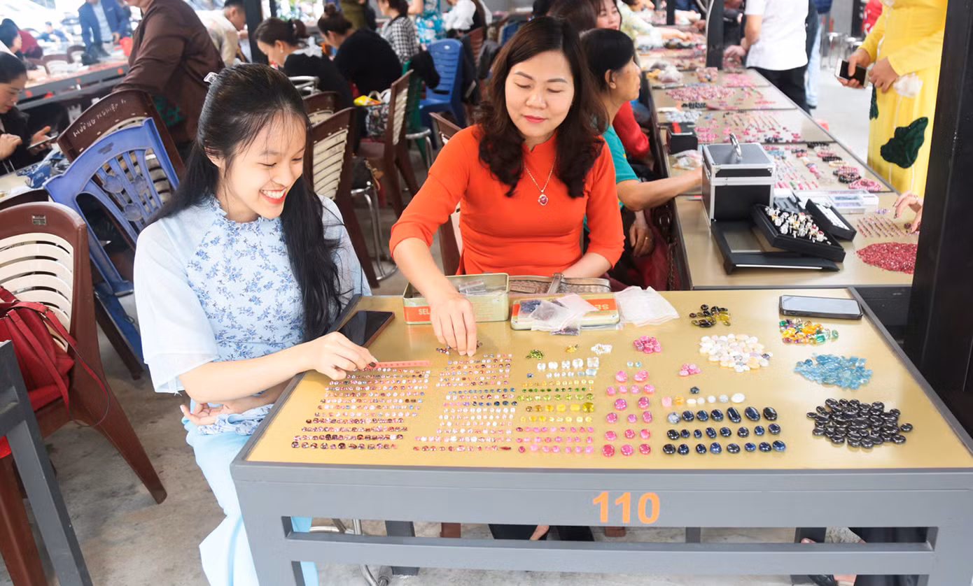 Theo lãnh đạo địa phương, chợ đá quý thị trấn Yên Thế hình thành từ những năm 90 của thế kỷ trước.