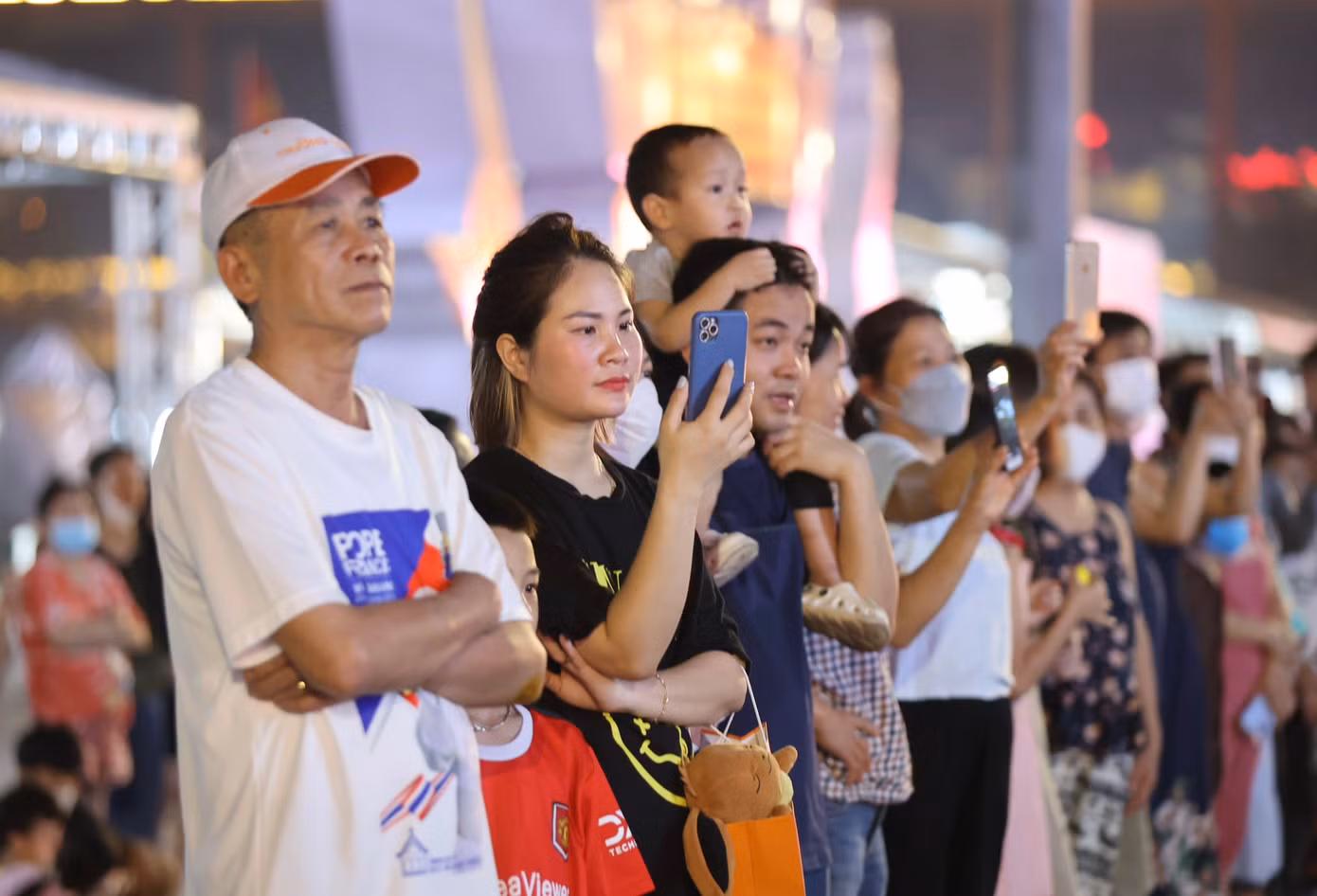 Màn bắn pháo hoa kéo dài trong 15 phút thu hút hàng nghìn người dân địa phương và du khách chiêm ngưỡng.