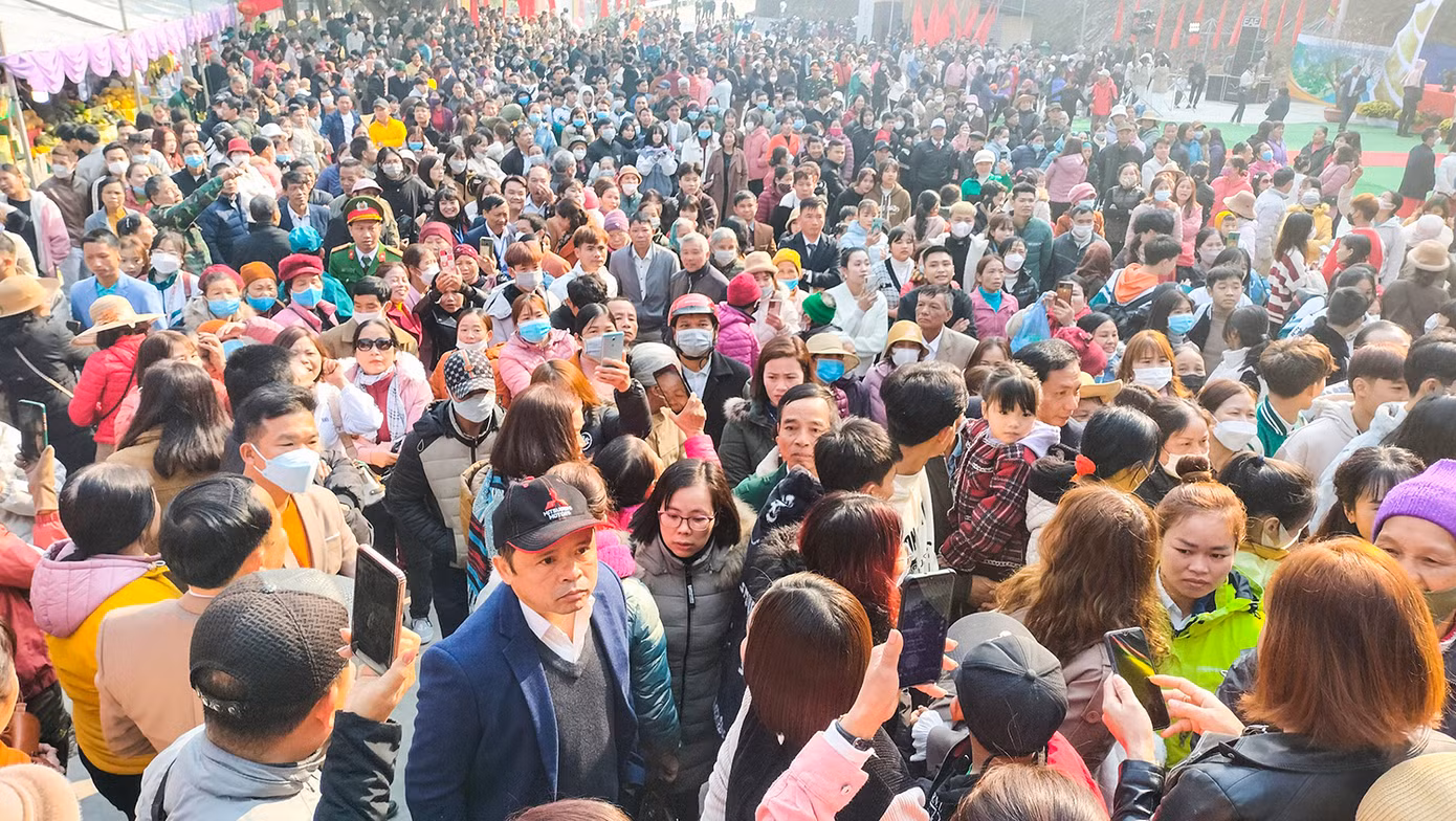 Hàng nghìn người dân và du khách dự khai mạc Lễ hội Đền Thác Bà năm 2023.