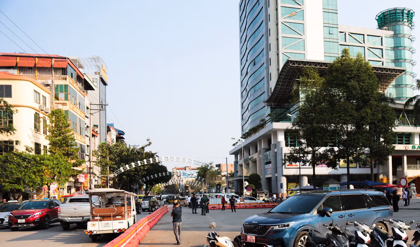 Một ngày trước thời điểm Lào Cai đón đoàn khách du lịch Trung Quốc đầu tiên đi tour, các hoạt động xuất nhập cảnh tại cửa khẩu quốc tế Lào Cai vẫn diễn ra bình thường. Lưu lượng phương tiện qua lại tuyến phố trước cửa khẩu không có sự ùn tắc cục bộ. Theo kế hoạch, 14h30 chiều 15/3, UBND thành phố Lào Cai, Hiệp hội du lịch và Sở Du lịch Lào Cai sẽ tổ chức đón tiếp, tặng hoa chúc mừng đoàn khách du lịch Trung Quốc đầu tiên nhập cảnh vào Lào Cai.