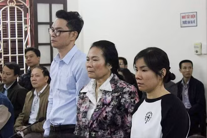 Cả nhà hầu tòa vì bảo vệ đồng hồ nước ảnh 1
