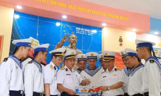 61 năm Chiến thắng trận đầu: Học trò tiếp lửa chiến sĩ Trường Sa bằng thư tay và tranh vẽ