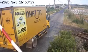 Nhiều phương tiện phớt lờ cảnh báo vượt đường rào chắn đường sắt. 