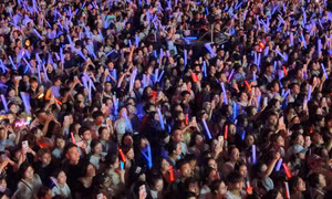 Hàng nghìn khán giả nhảy tới cùng với Hoaprox ở concert Thanh xuân