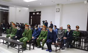 Phúc thẩm vụ Phúc Sơn: Cựu Chủ tịch UBND tỉnh Vĩnh Phúc Phùng Quang Hùng vắng mặt do bị đột quỵ