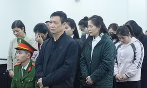 Vận chuyển trót lọt cả tạ vàng lậu bằng chiêu lót vào đế giày đi qua cửa khẩu