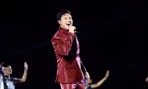 Hàng vạn khán giả 'nổi da gà' trước chất giọng nội lực của Đông Hùng tại Concert 'Thanh xuân'