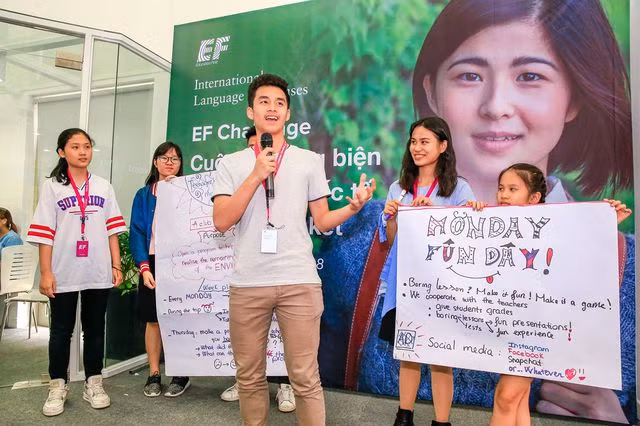 Văn Hào trong vòng chung kết cuộc thi hùng biện tiếng Anh EF Challenge 2018.