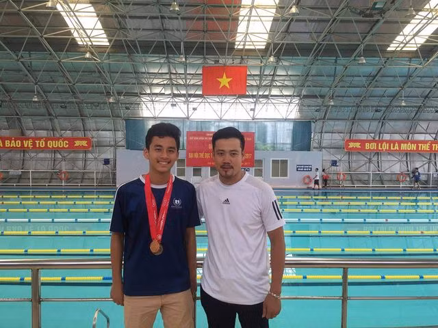 Văn Hào giành huy chương bạc, huy chương đồng môn bơi của Giải thể thao học sinh phổ thông thành phố Hà Nội năm 2017.