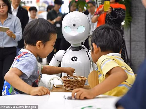 Những bồi bàn robot được nhiều trẻ em yêu thích