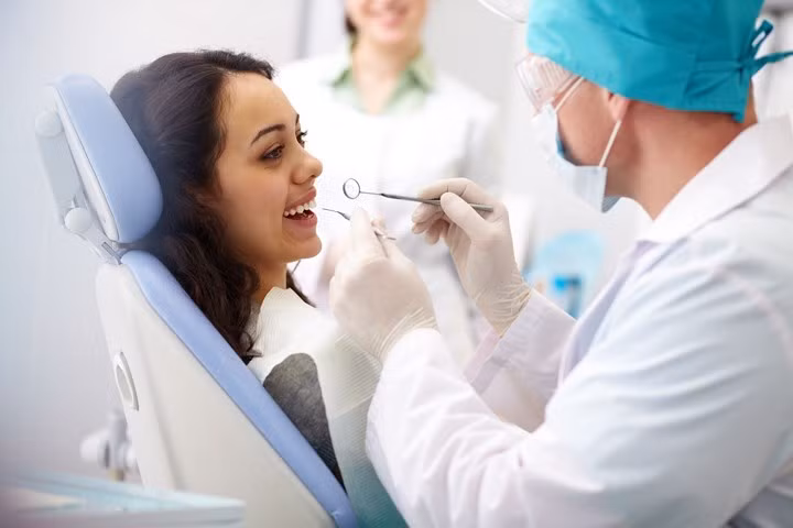 Những điều nên làm khi mọc răng khôn? Điều quan trọng nhất cần làm là đến gặp nha sĩ và kiểm tra kỹ khoang miệng của bạn. Thường thì các nha sĩ khuyên bạn nên nhổ răng khôn vì chúng dễ bị sâu hơn do khó vệ sinh được đúng cách.