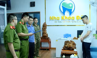Cơ quan tố tụng đọc lệnh bắt đối với bác sĩ giả Hoàng Trọng Nguyên. Ảnh: Công an Lạng Sơn.